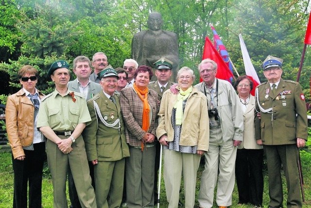 Kombatanci przyjeżdżający do Uniejowic fotografują się przy pomniku gen. Świerczewskiego