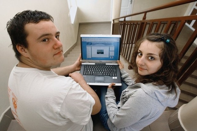 Uczniowie Aleksandra Skowron i Michał Drubkowski często korzystają z laptopa w szkole