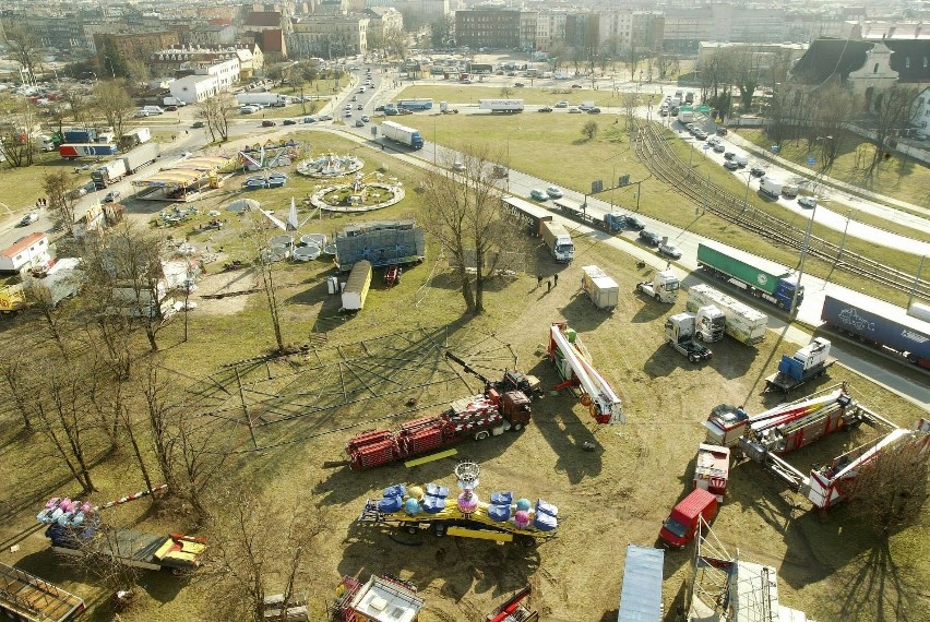 Wrocław: Na pl. Społecznym budują lunapark (ZDJĘCIA)