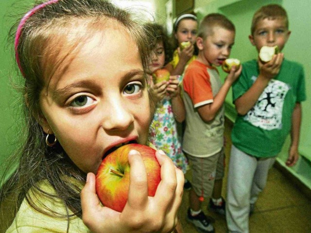 Dzieci powinny się zdrowo odżywiać też w szkole zwłaszcza, że przebywają tam po 8 godzin