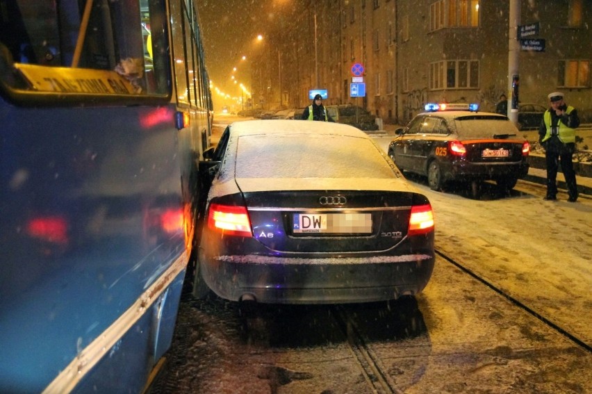 Skutki zimy: Na Siekiewicza audi zderzyło się z tramwajem