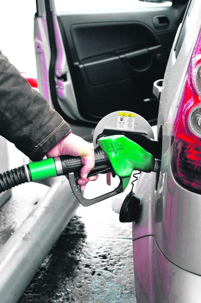 Cena litra benzyny w 2011 roku przekroczy 5 zł