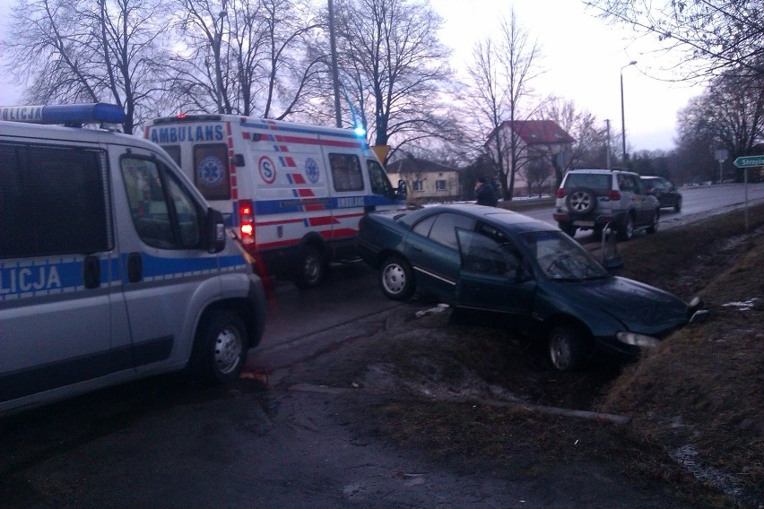 Wypadek w Żabiej Woli: Kierowca opla wjechał do rowu