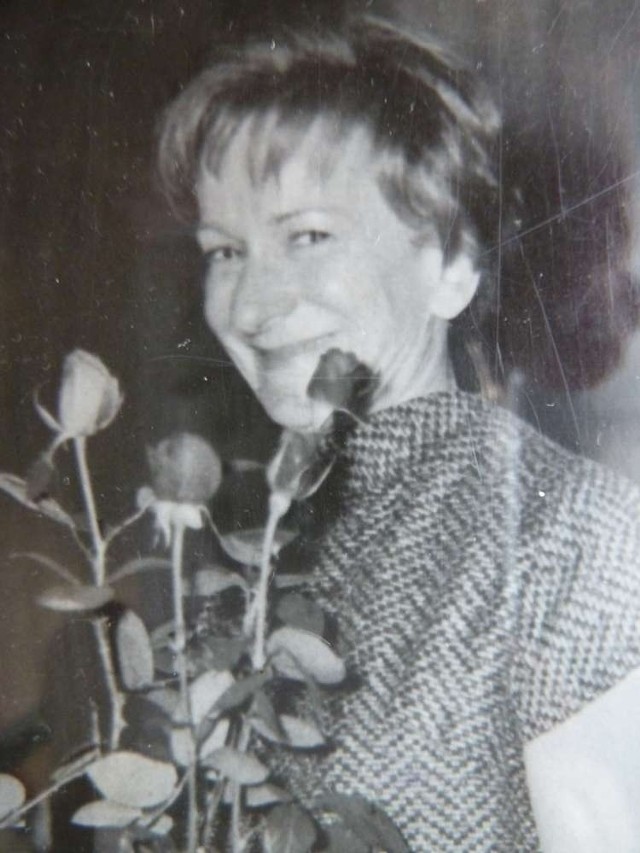Wisława Szymborska podczas spotkania z mieszkańcami w zamku k&oacute;rnickim w 1969 roku