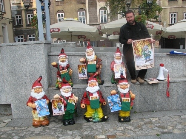 Wojciech Owczarz ustawił krasnale na bielskim Rynku