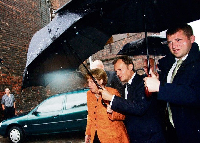 Angeli Merkel i Donalda Tuska spacer w deszczu