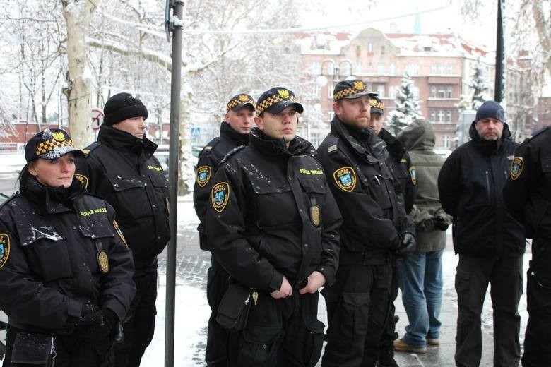 Afera z telefonem w Siemianowicach: strażnicy bronią swego komendanta [WIDEO]