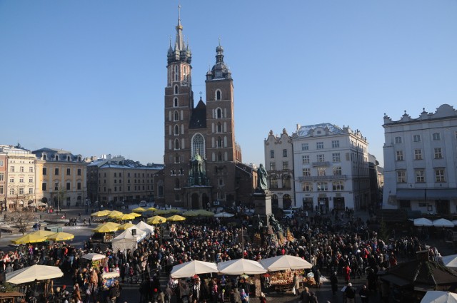 Szopki krakowskie pod pomnikiem Adama Mickiewicza.