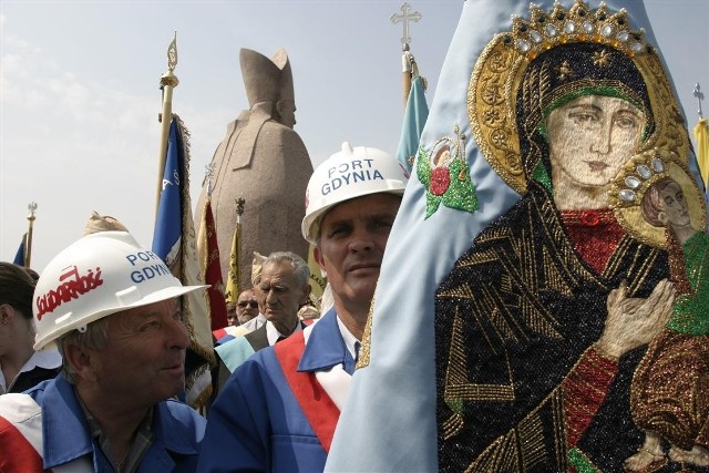 Msza odprawiona na Zaspie w 20 rocznicę wizyty Jana Pawła II w Gdańsku. Czerwiec 2007 r. Robotnicy niosą obraz Matki Boskiej z Dzieciątkiem, wykonany z bursztynu, który został potem przekazany papieżowi Benedyktowi XVI