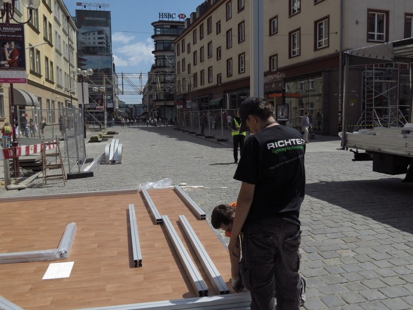 Budują strefę kibica. Otaczają Rynek płotem (ZDJĘCIA)