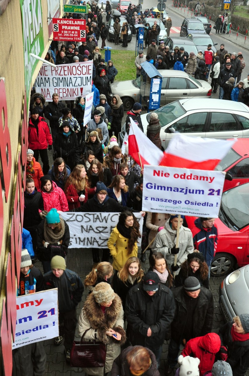 Kraków: rodzice protestowali w sprawie Gimnazjum nr 21
