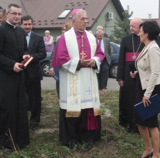 W poświęceniu placu budowy wzięli udział członkowie fundacji, autorytety wspierające inicjatywę, sponsorzy, a także wicemarszałek Małopolski Roman Ciepiela (drugi z lewej)