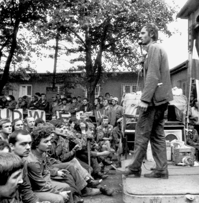 Rok 1980. Strajk w Stoczni im. Komuny Paryskiej w Gdyni. Przemawia Andrzej Kołodziej