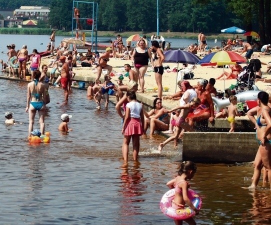 Plażowicze podeszli do wody z dystansem