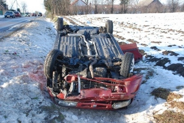 Ze wstępnych ustaleń policji wynika, że kierowca prawdopodobnie w wyniku niedostosowania prędkości do warunków ruchu, stracił panowanie nad pojazdem.