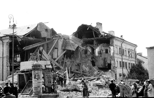 Tak wyglądał ratusz po bombardowaniu we wrześniu 1939 r.