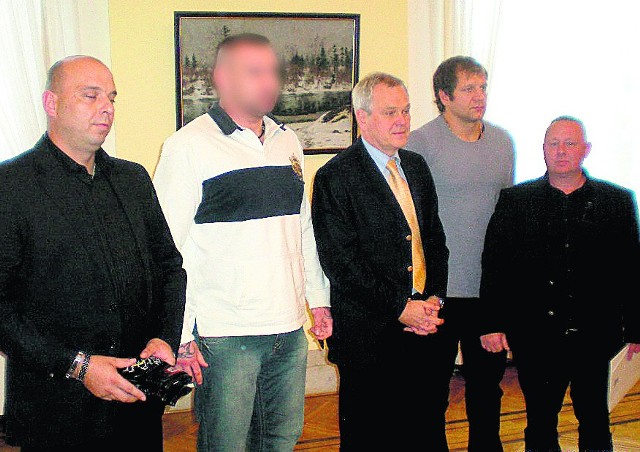 Poznaniacy chcieli, żeby A. Emelianenko (drugi z prawej) zmierzył się z "Uszolem" (drugi z lewej). Zapłacili przed walką 