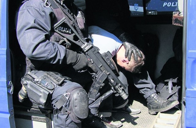 29 kwietnia 200 funkcjonariuszy policji i żandarmerii przeprowadziło najazd na Nadarzyce