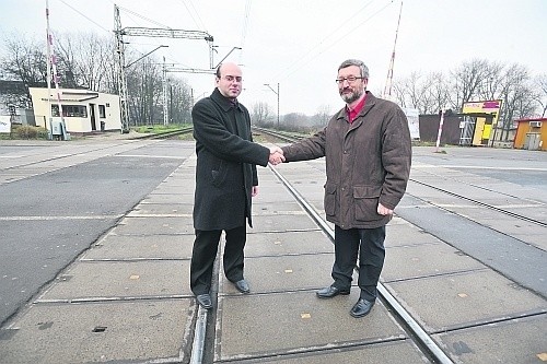 Radni: Krzysztof Skrzypiński (PO, z lewej) i Maciej Przybylak (PiS) udowodnili, że można porozumieć się ponad interesami partii. Obaj stoją w miejscu, gdzie ma powstać wiadukt