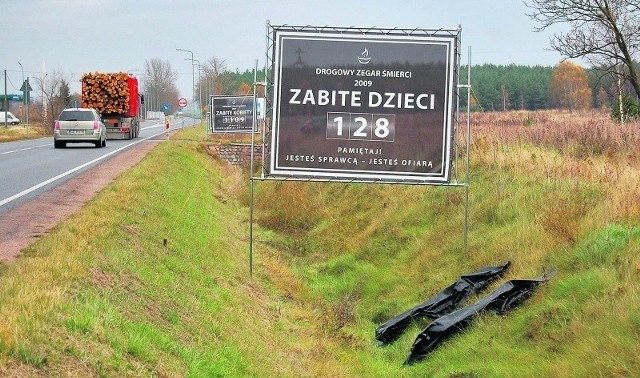 Przy drodze krajowej nr 22 w Cierzniach niedaleko Człuchowa stanęło 12 takich tablic.
