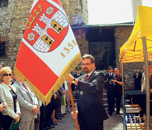 Sztandar wykonano na 650-lecie miasta.  Na  zdjęciu trzyma go ówczesny prezydent Będzina Radosław Baran
