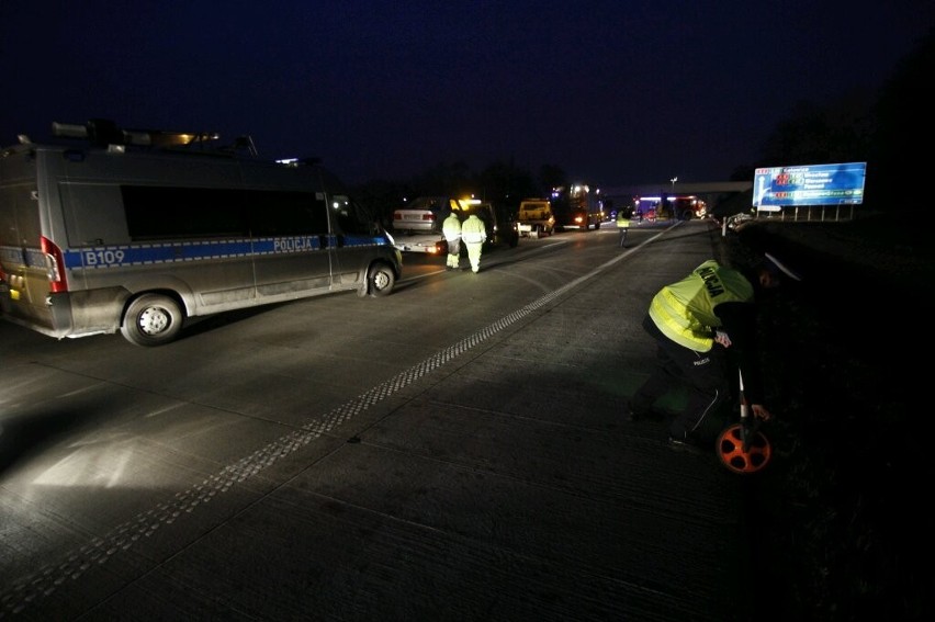 Śmierć na autostradzie A4. Samochód dachował (ZDJĘCIA)