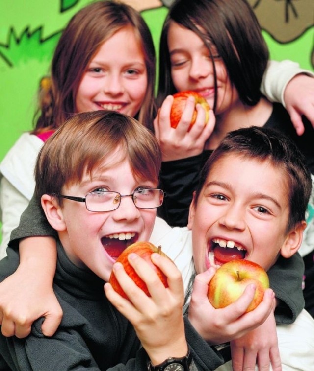 Olek, Piotr, Ola i Oliwia z SP nr 118 lubią jabłka, bo są zdrowe