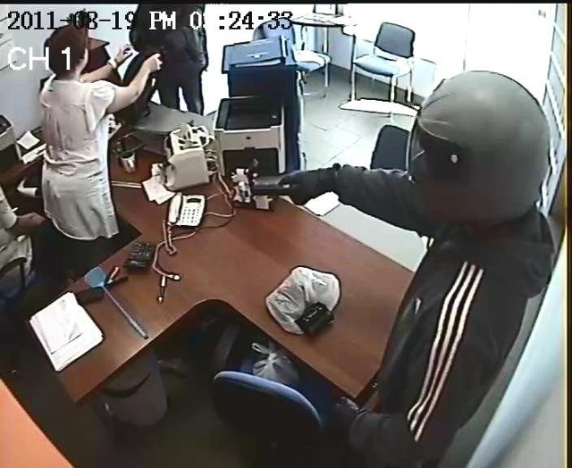 Zduńskowolscy policjanci poszukują sprawców napadu na placówkę bankową w Szadku.