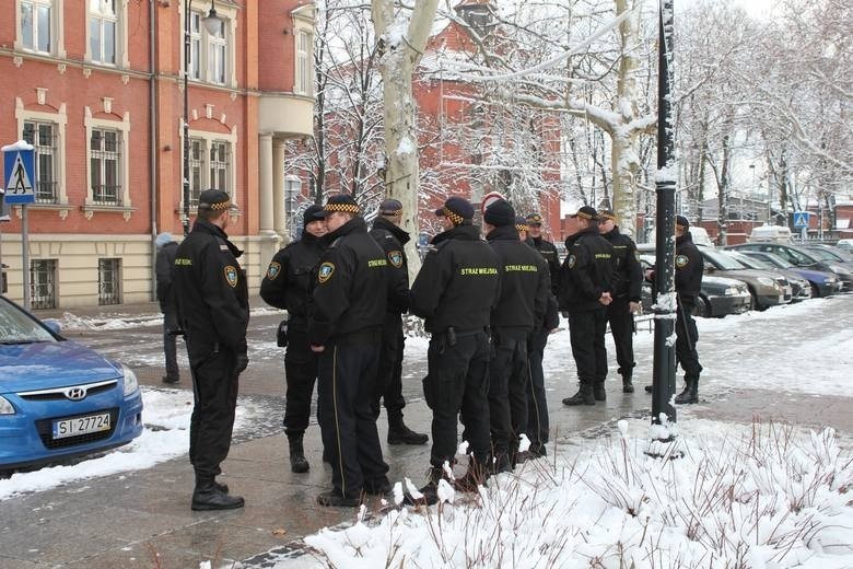 Afera z telefonem w Siemianowicach: strażnicy bronią swego komendanta [WIDEO]