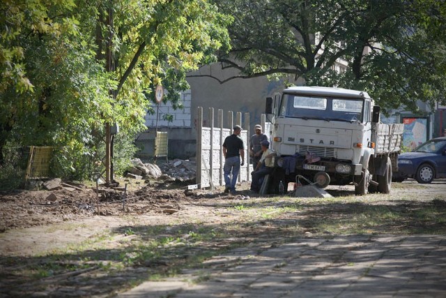 Właściciel rozpoczął stawianie betonowego parkanu wokół spalonej zabytkowej zajezdni przy Dąbrowskiego.