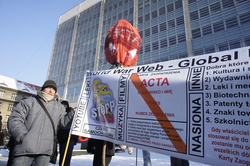 W poznańskiej manifestacji przeciw ACTA wzięło udział około...