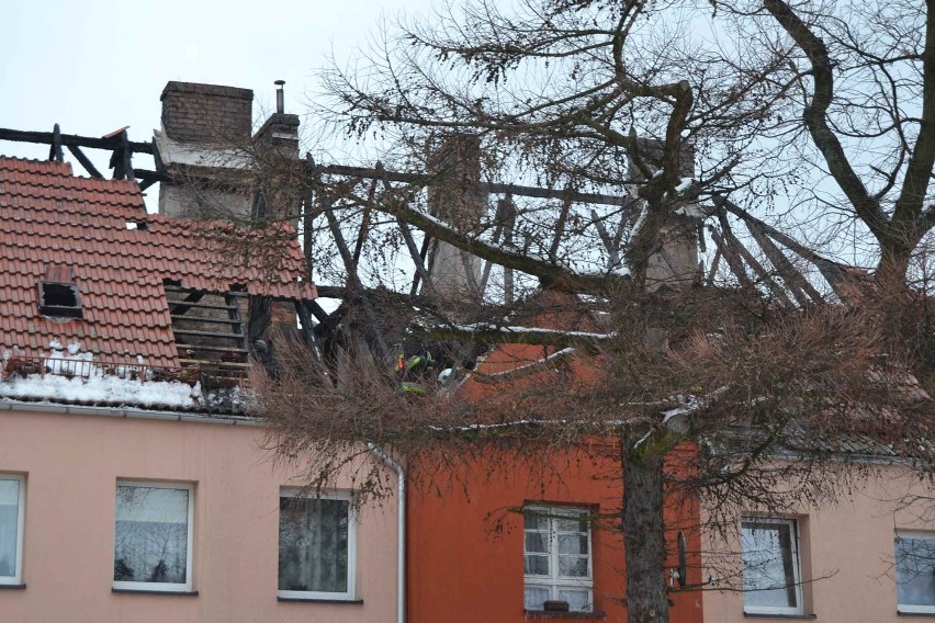 Pożar w Lęborku. Ewakuowano 22 osoby z kamienicy, w której płonęło poddasze ZDJĘCIA