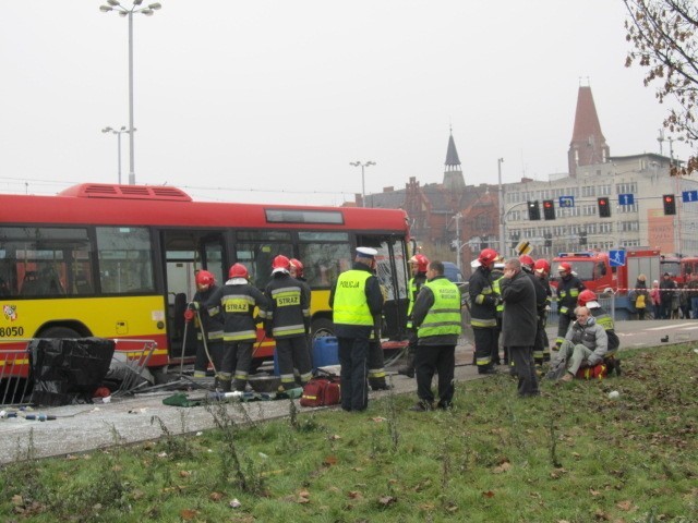 Wrocław: Autobus staranował przystanek na pl. Jana Pawła II. Jedna osoba nie żyje (ZDJĘCIA, FILM)