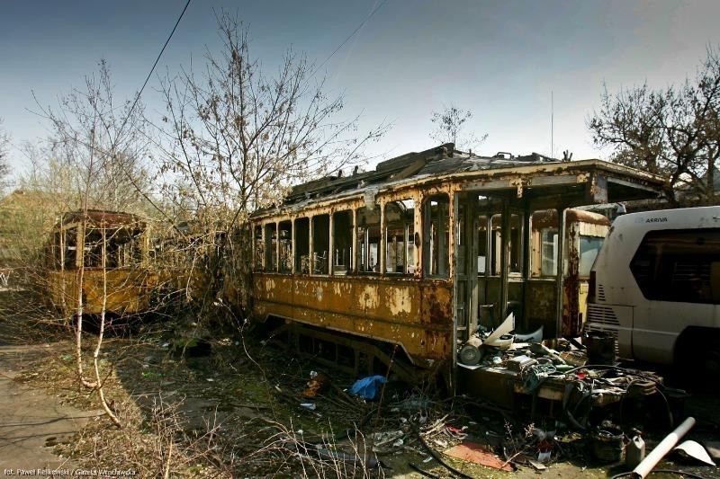 Cmentarzysko tramwajów we Wrocławiu. Zobacz jak niszczeją zabytki (ZDJĘCIA)