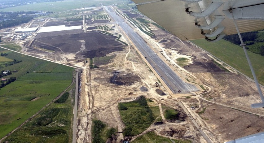 Zobacz budowę lotniska z lotu ptaka (ZDJĘCIA)