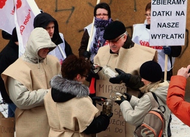 Protestujący pracownicy MOPS-u przeszli ulicami Częstochowy, przez centrum miasta