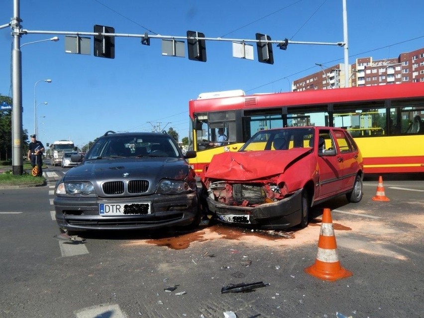 Wjechał na czerwonym, zderzył się z innym autem (ZDJĘCIA)