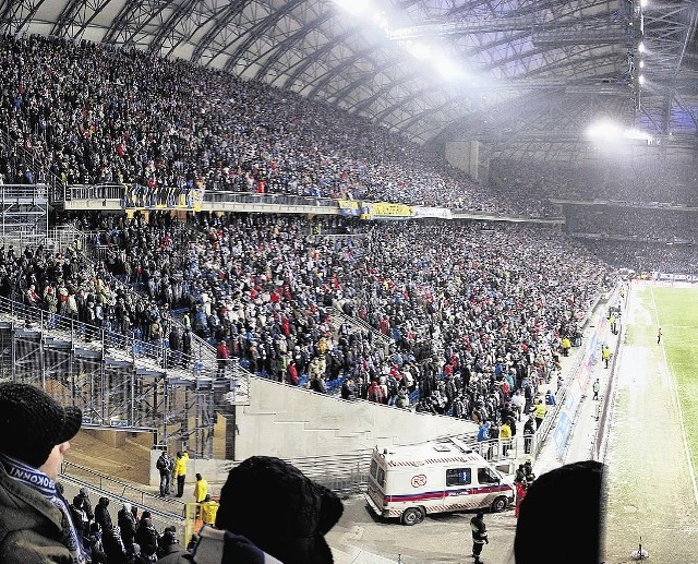 Zdaniem UEFA, przy pełnej obsadzie trybun stadion nie jest do końca bezpieczny