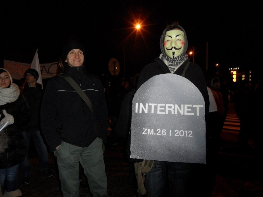 Kilkaset osób protestowało przeciwko ACTA w Częstochowie [ZDJĘCIA i WIDEO]