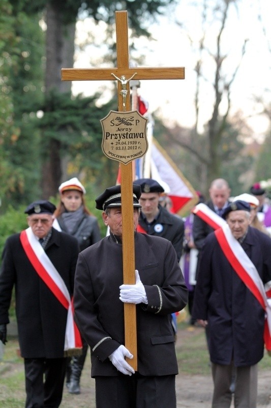 Wrocław: Na Sępolnie pochowano prof. Jerzego Przystawę (ZDJĘCIA)