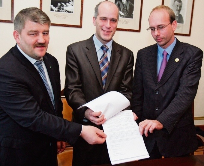 Marian Ormaniec, Adam Matusiewicz i Jerzy Gorzelik podpisali...