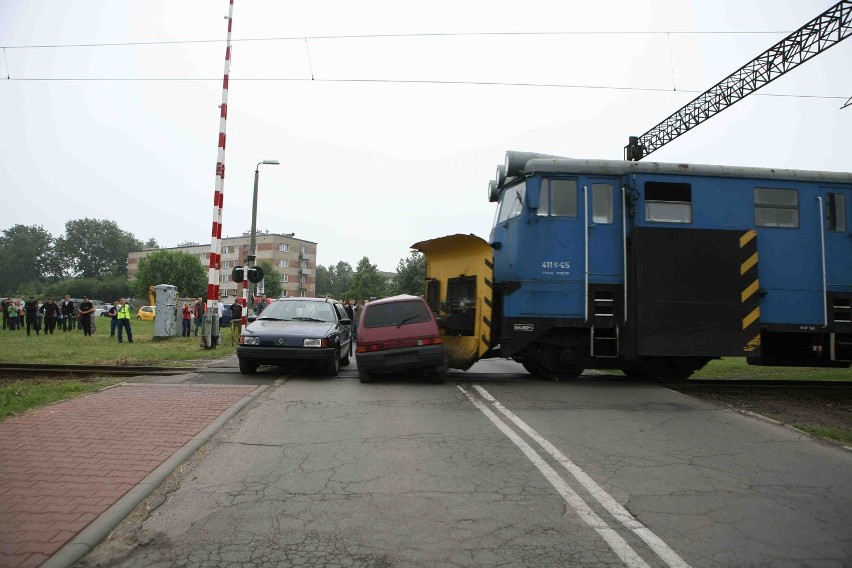 W Sosnowcu dwa samochody wpadły pod lokomotywę [ZDJĘCIA]