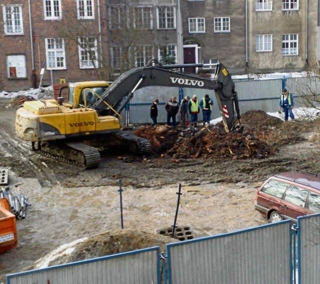 Na podwórku przy ul. Tokarskiej w Gdańsku koparka zniszczyła zabytkowe fundamenty