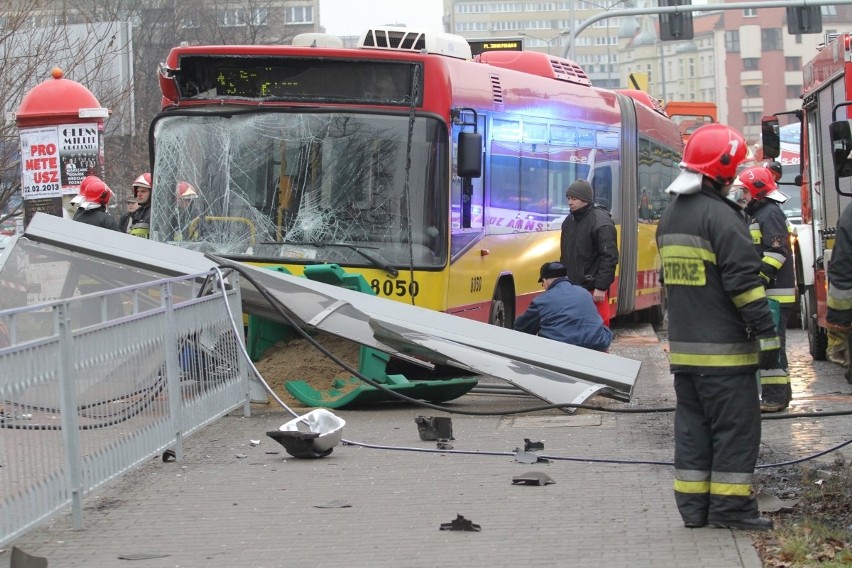 Wrocław: Autobus staranował przystanek na pl. Jana Pawła II. Jedna osoba nie żyje (ZDJĘCIA, FILM)