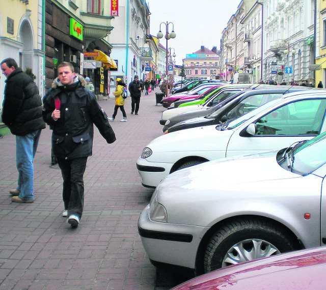 Postoje w centrum miasta pękają w szwach. Tłok mogłyby rozładować piętrowe parkingi