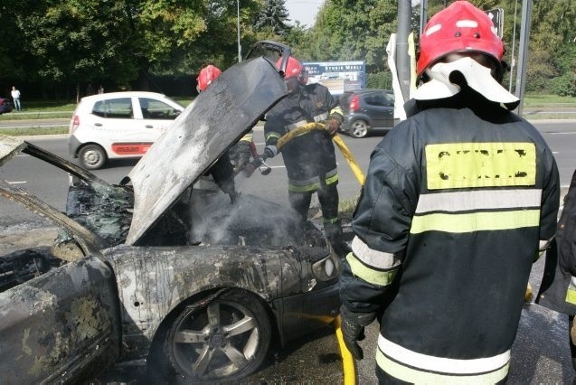 Kraków: pożar samochodu przy al. Powstania Warszawskiego [ZDJĘCIA, VIDEO]