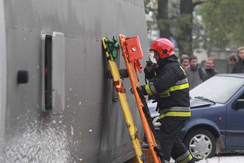 Wypadek autobusu w Lipinach [ZDJĘCIA Z ĆWICZEŃ STRAŻAKÓW]