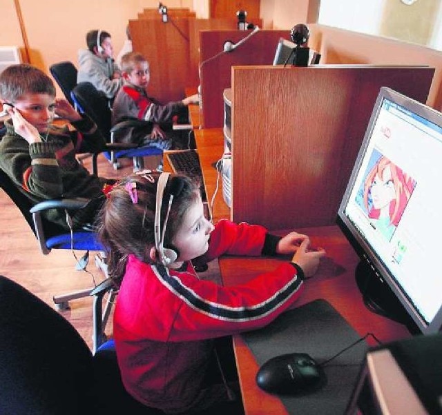 W Czerwonym Kościele pod Legnicą dzieci korzystają z internetu w świetlicy wiejskiej