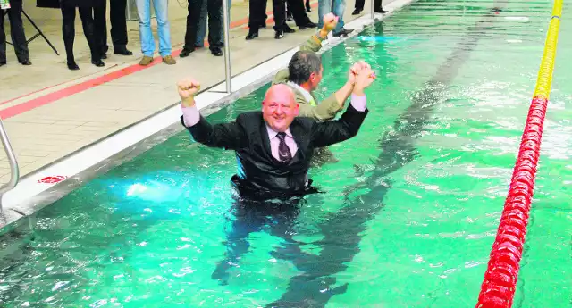 Starosta Jan Puchała (w wodzie) z burmistrzem  Markiem Czeczótką podczas odbioru technicznego pływalni w listopadzie 2010 r.