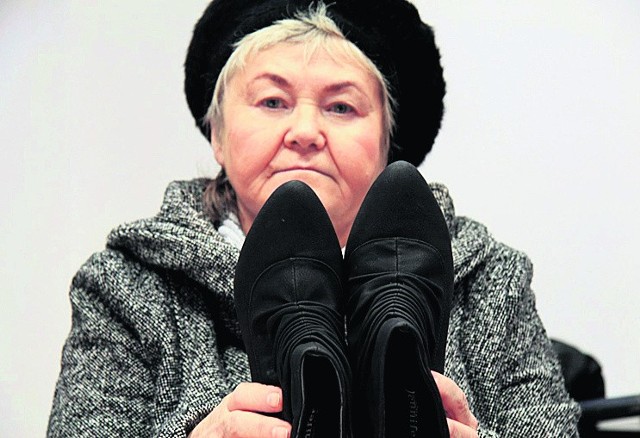 Danuta Mucha skarży się, że buty różnią się rozmiarem